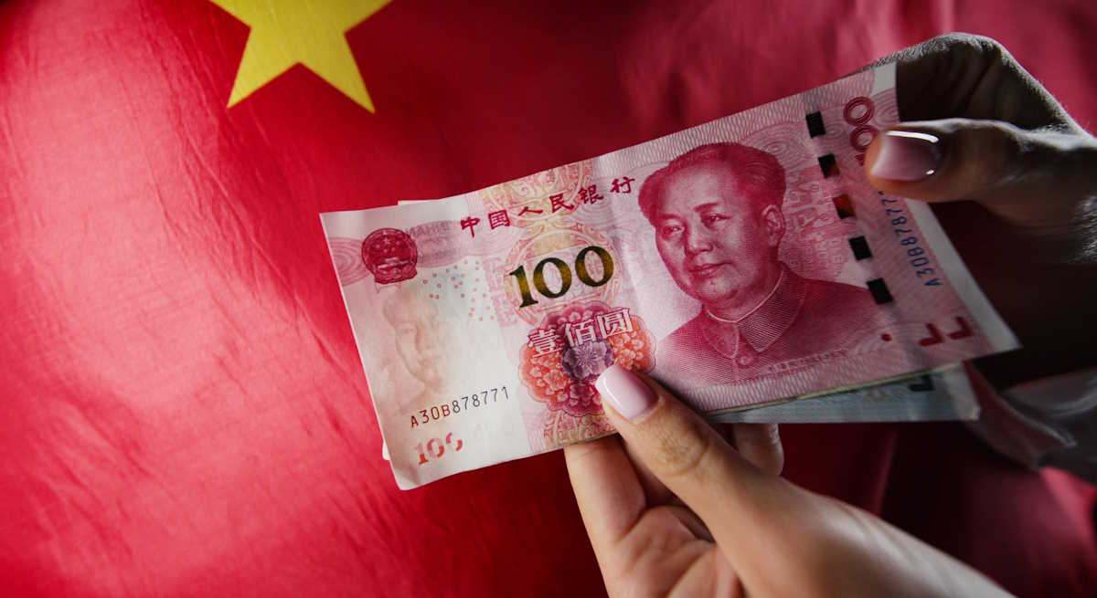 La bandera de China y un billete