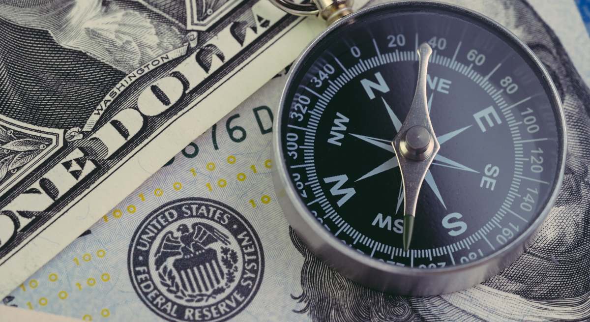 Dólar con una brújula