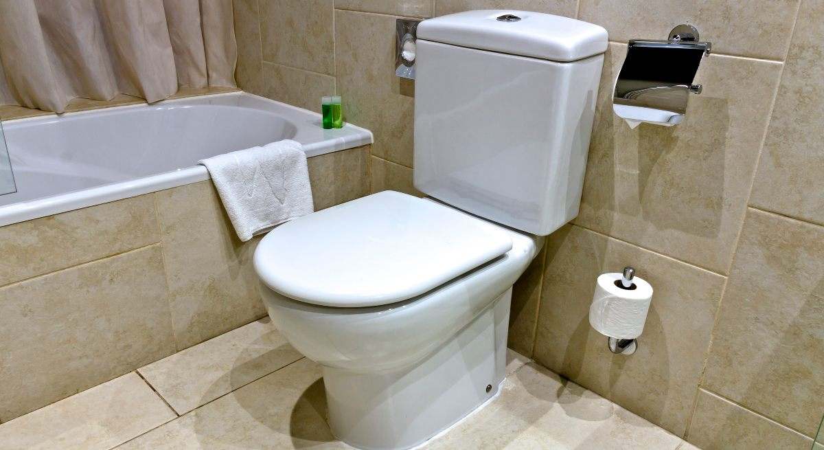 inodoro-bano-cisterna-banera-iStock-509417115.jpg