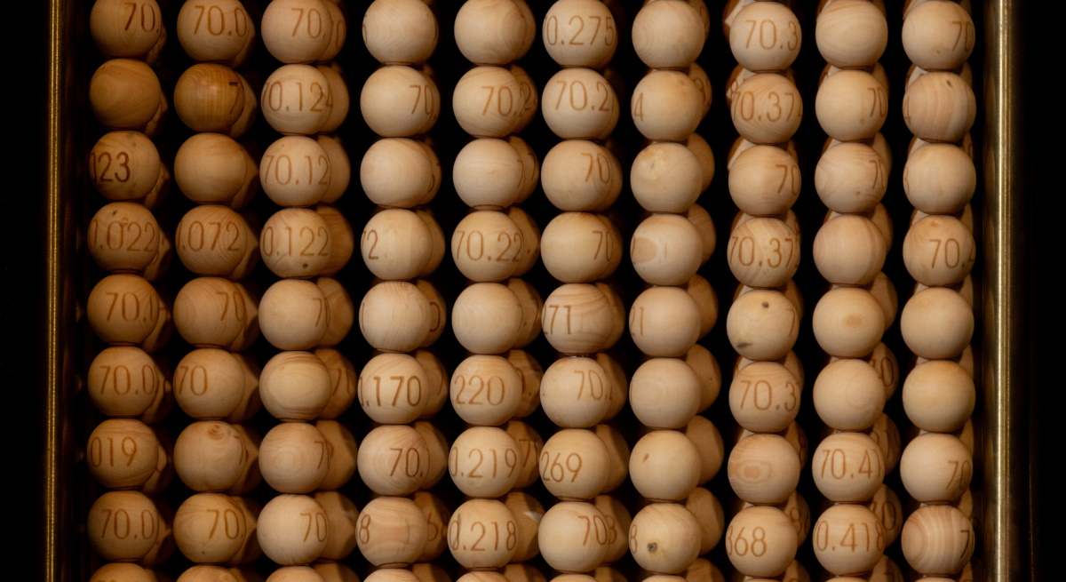 Alambres con las bolas apiladas del sorteo de la Lotería de Navidad.