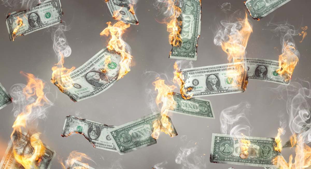 dolar-billete-quemandose-fuego-iStock.jpg