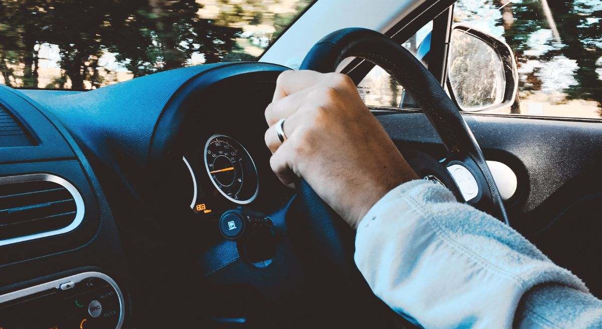 Conductor en el coche