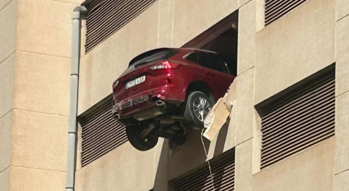 Un coche queda suspendido en la tercera planta de un edificio de aparcamientos en Ibiza.