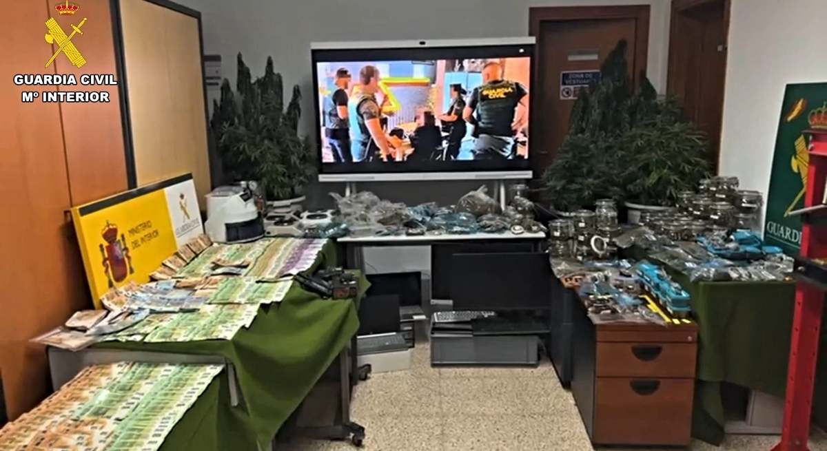 Dinero, drogas y objetos intervenidos a los detenidos / EP
