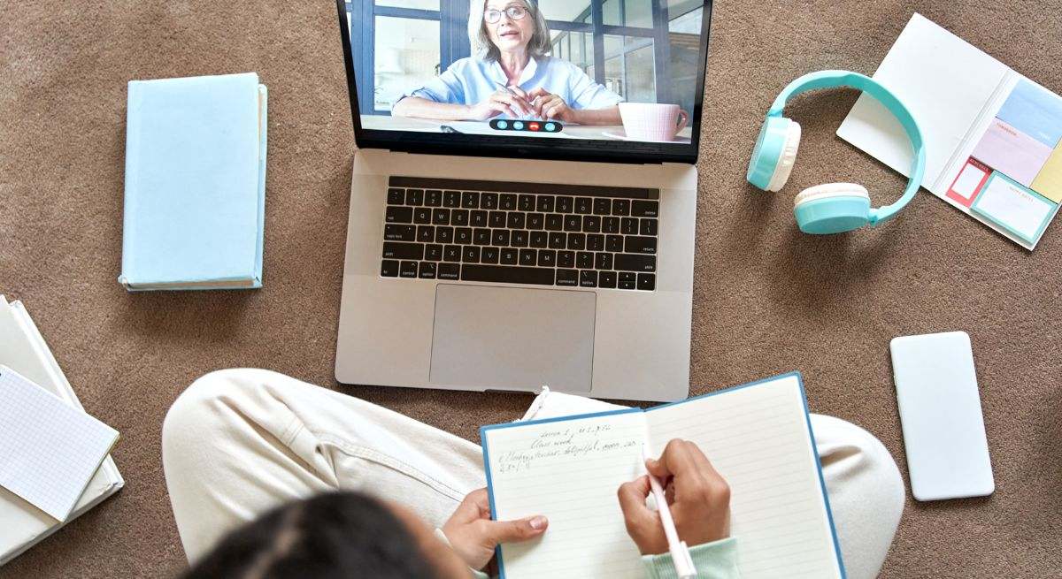 Una trabajadora realiza un curso ejecutivo. 