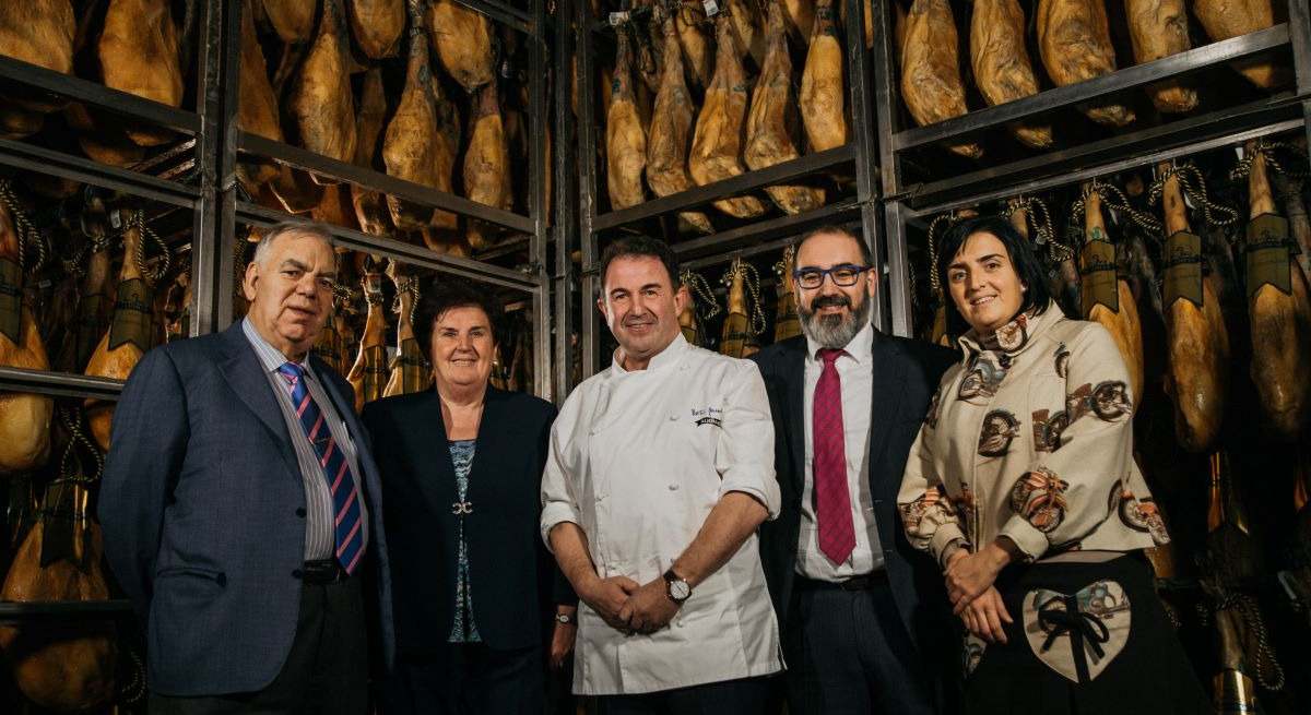 Miembros de la familia Aljoma con el concinero Martín Berasategui
