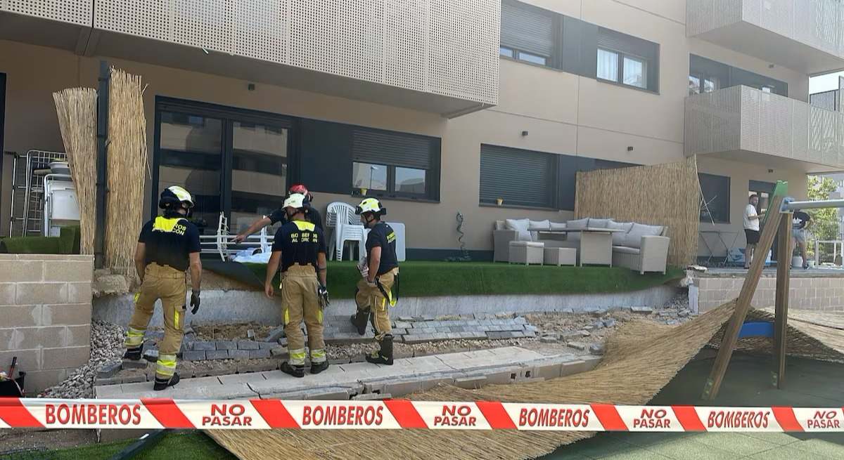 Caída de un muro en una de las viviendas del Plan Vive en Alcorcón