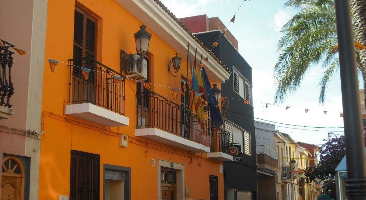 Fachada naranja del pueblo Valenciano más pequeño de españa
