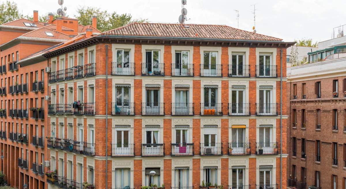 vivienda-fachada-madrid-istock