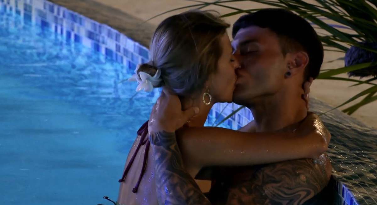 Andrea y Borja se besan