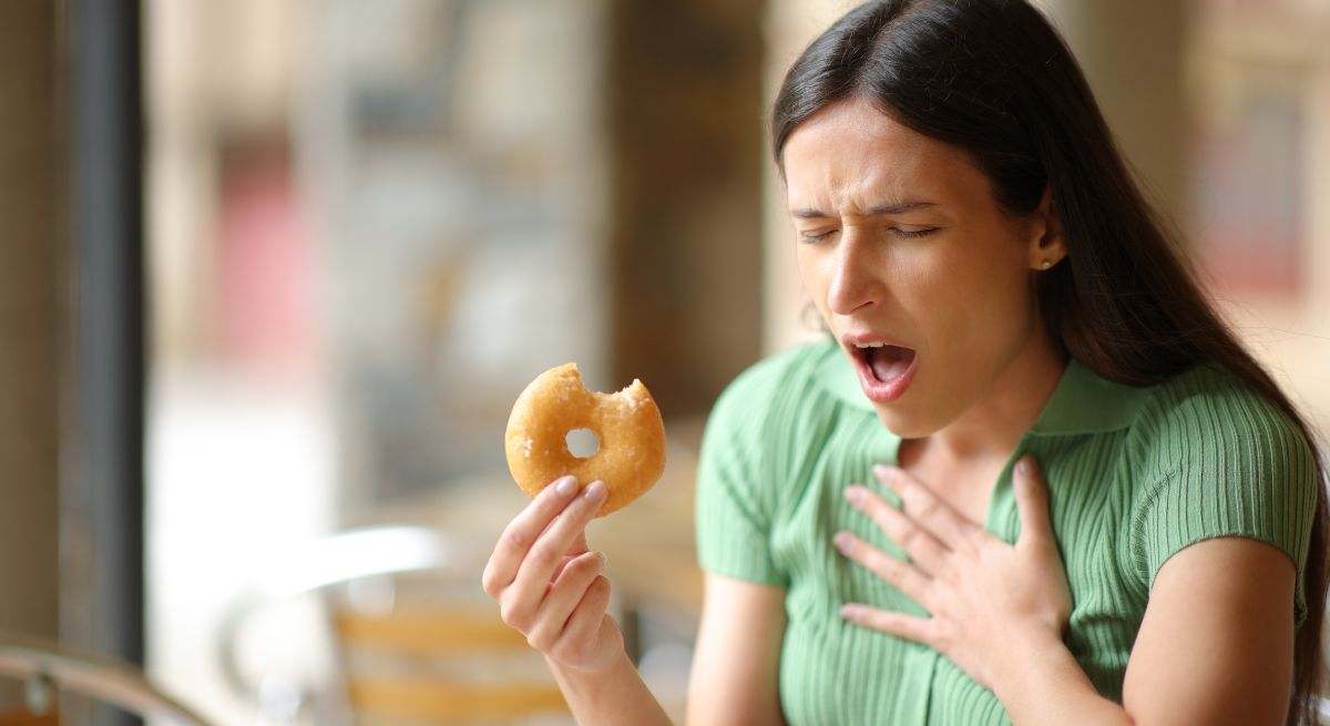 Una mujer se atraganta con un alimento