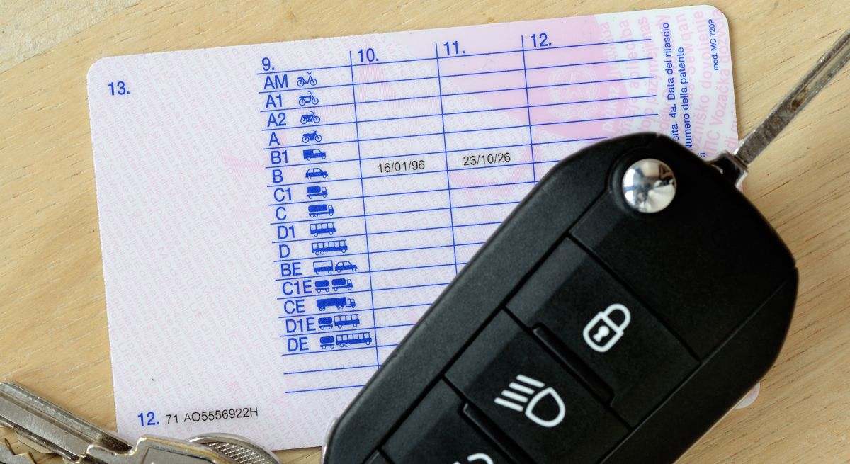 Carnet de conducir con llave del coche