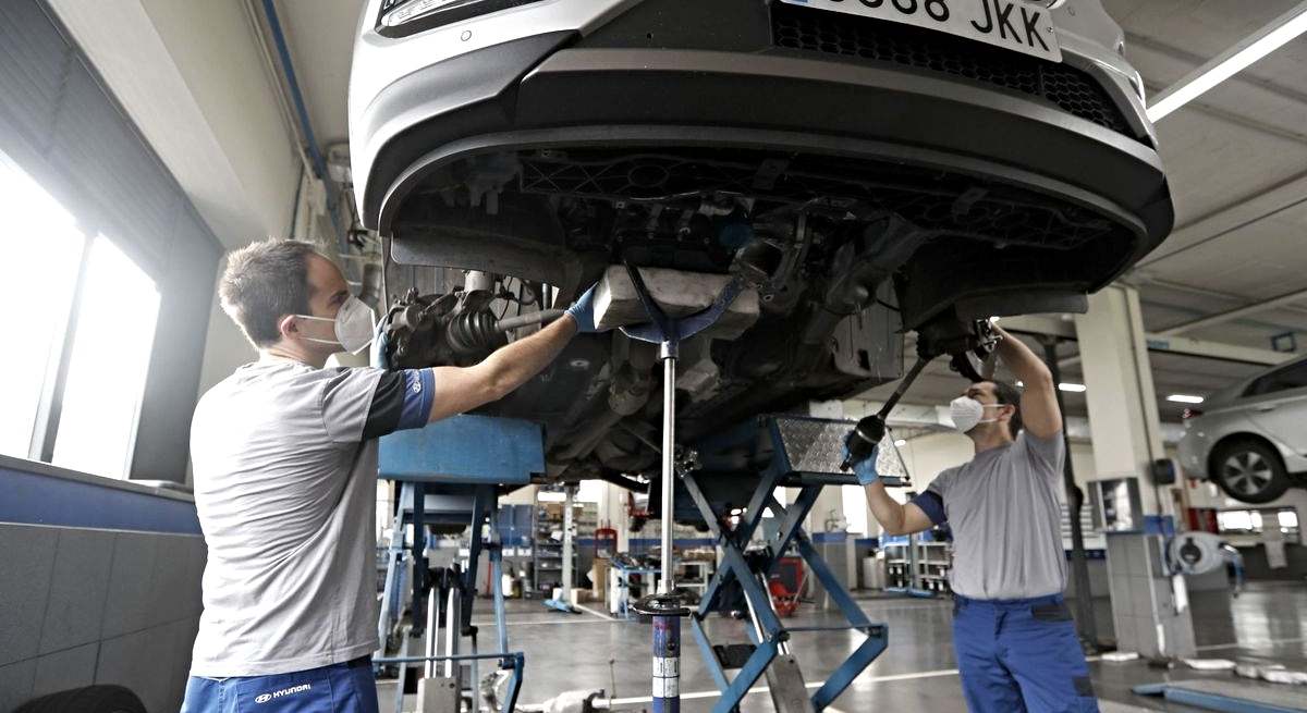 Trabajadores en un taller mecánico