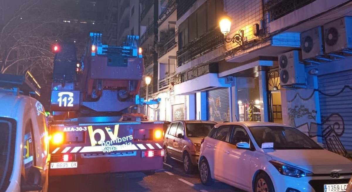 Imagen de los Bomberos sofocando el incendio. / Foto: Ayuntamiento de Valencia.