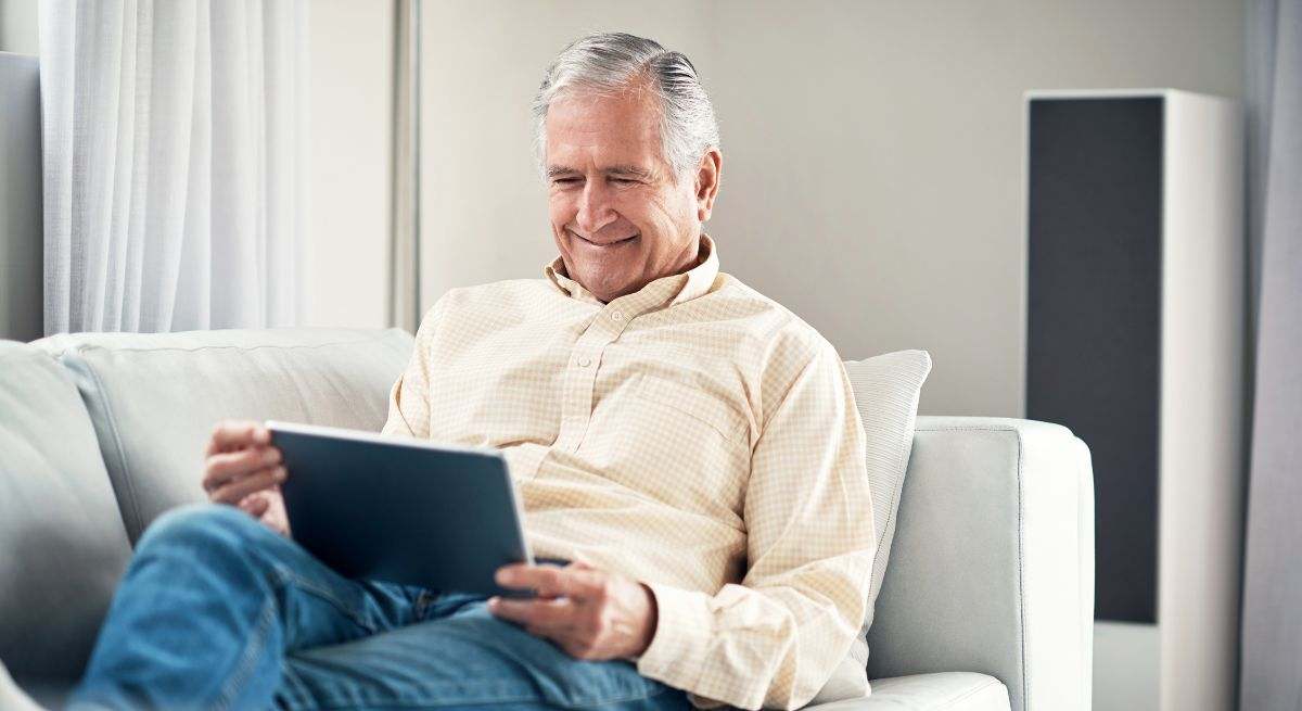 jubilado-calcula-pension-tablet-getty.jpg