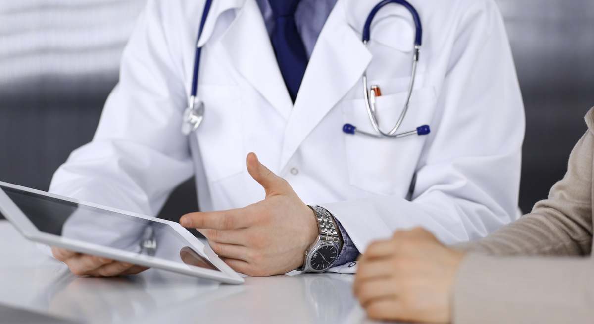 medico-con-tablet-istock.jpg