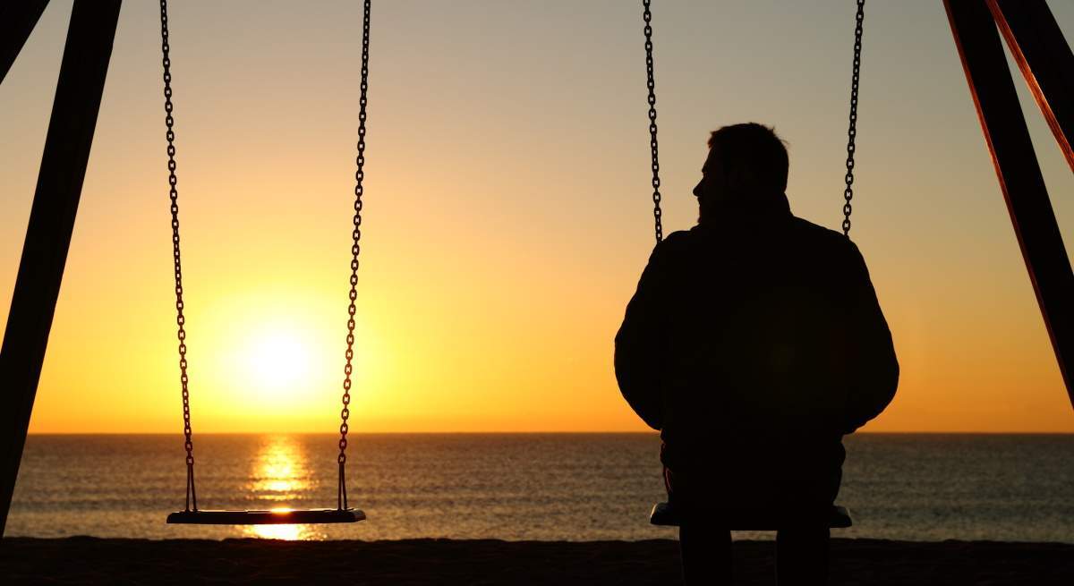 hombre-sentado-solo-columpio-dreamstime.jpg