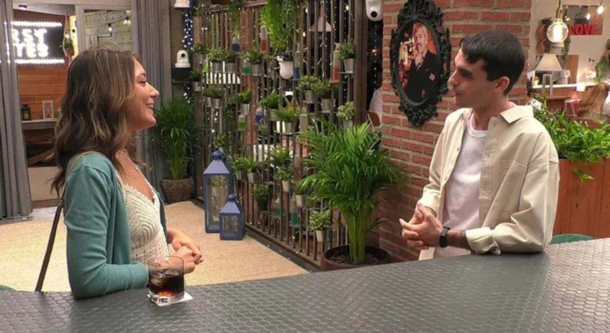 La pareja se conoce por primera vez y se enamoran