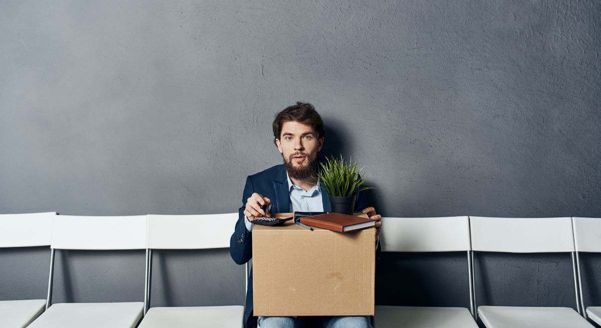 Imagen de recurso de un trabajador que se va de su empresa. 