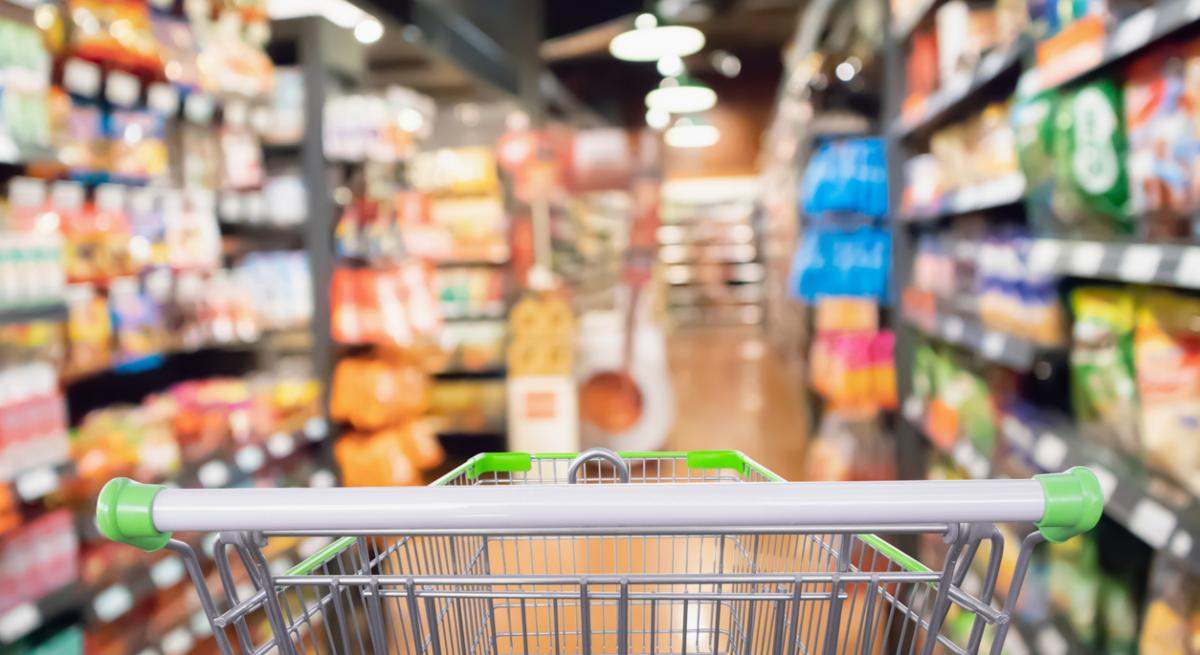 un cliente hace la compra en un supermercado
