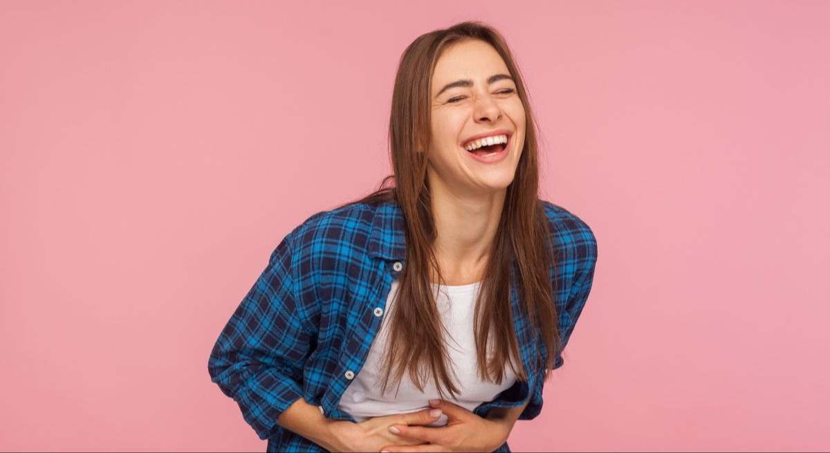Mujer riendo a carcajadas
