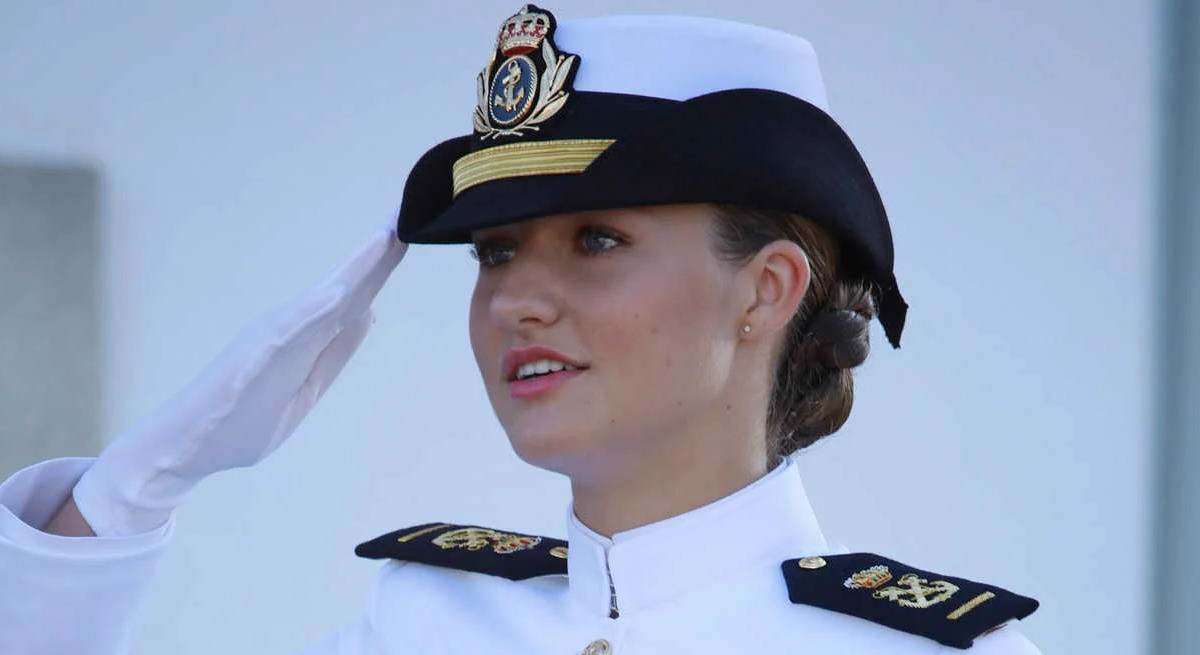 La princesa Leonor saludo con un rostro sonriente