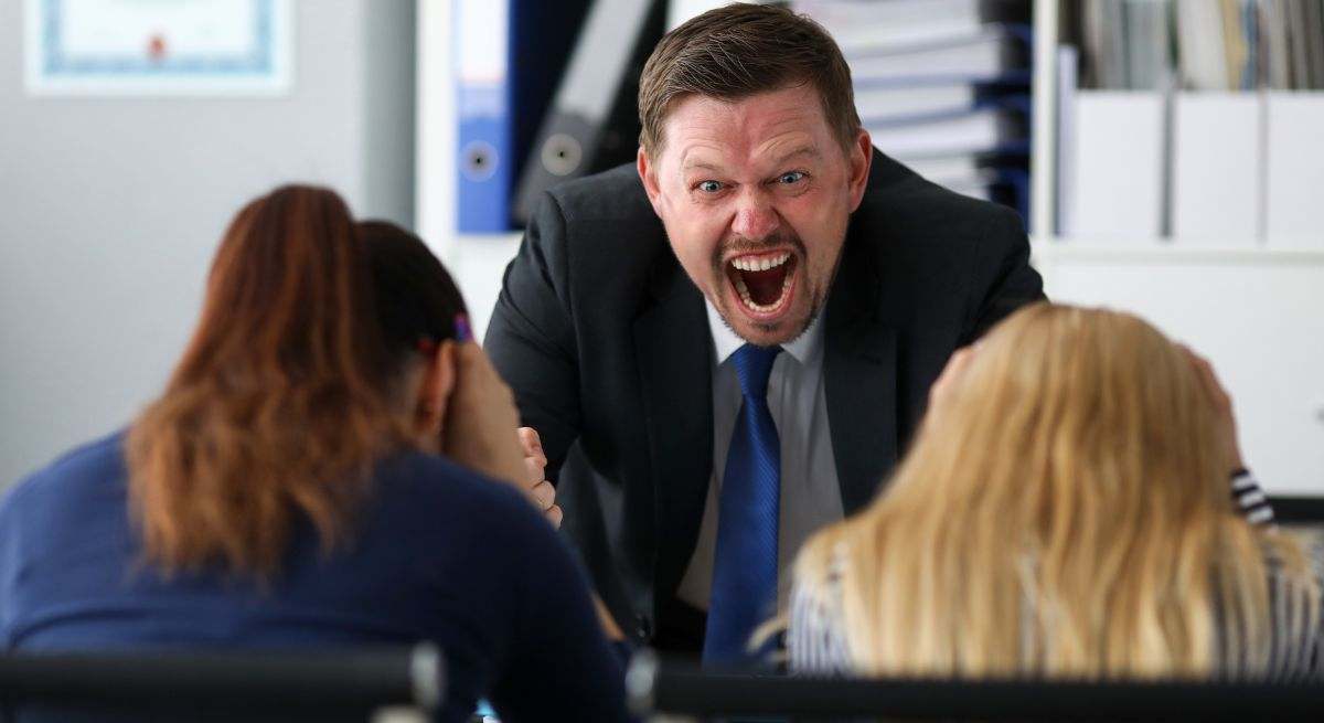 Foto de recurso de un jefe gritando a sus empleadas.