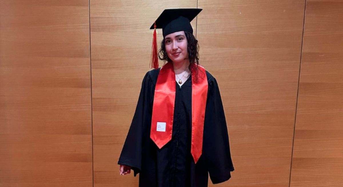 Águeda Trigo recién graduada con birrete y toga