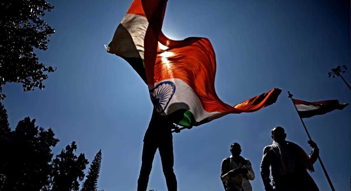 Un manifestante porta la bandera india