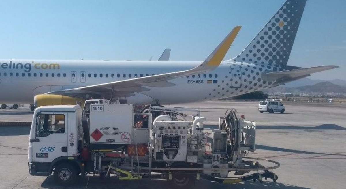 Suministro de fuel a una aeronave.