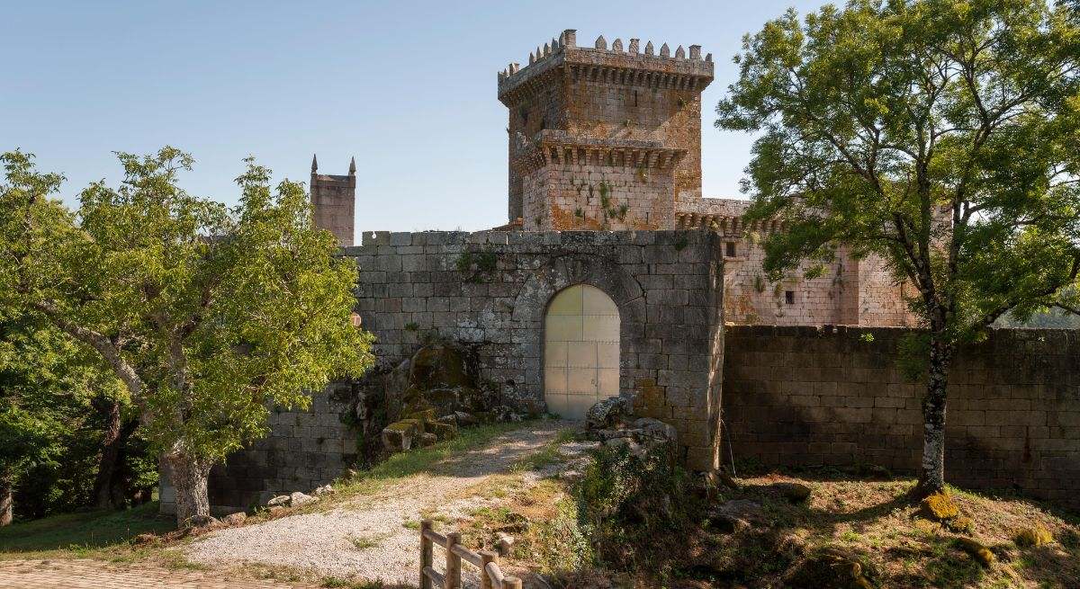 El castillo de estilo medieval rodeado de naturaleza