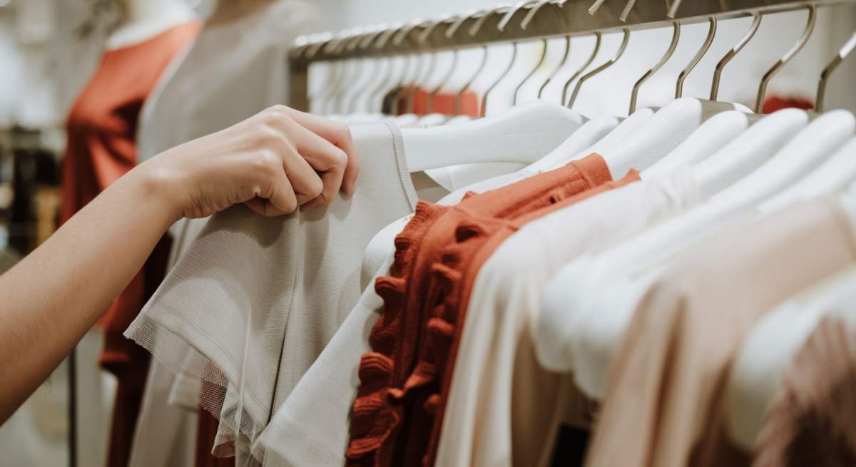 rebajas-ropa-navidad-2023-iStock-955641488.jpg