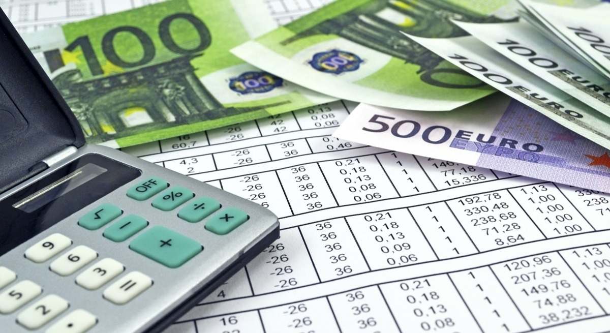 Calculadora y billetes.