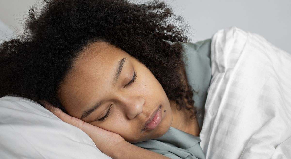 Joven durmiendo profundamente