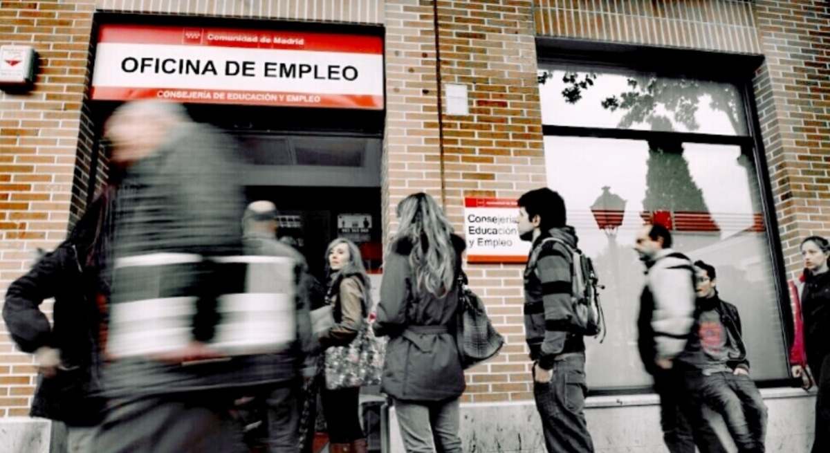paro-oficina-empleo-bn-rojos.jpg