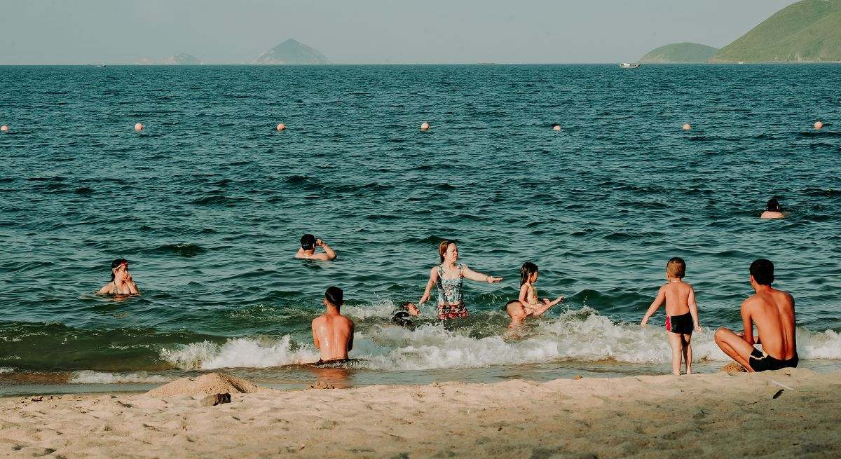 Gente bañándose en la playa