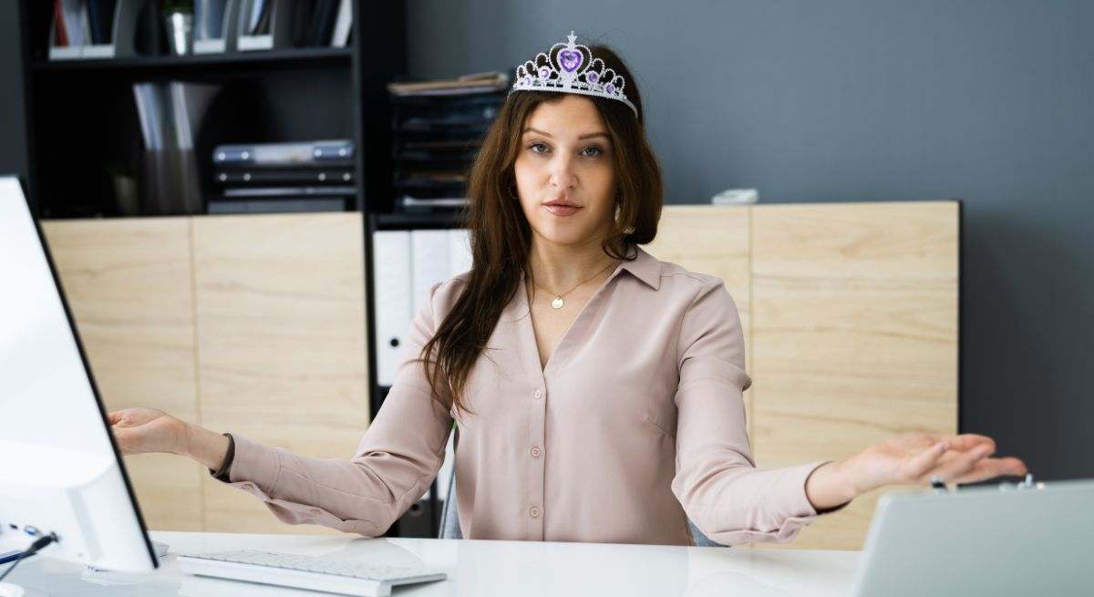 Una mujer con una inteligencia superior sonríe ante la cámara