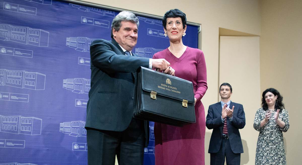 El exministro de Seguridad Social, José Luis Escrivá, junto a la actual, Elma Sáiz, el día que recibió la cartera ministerial. Europa press