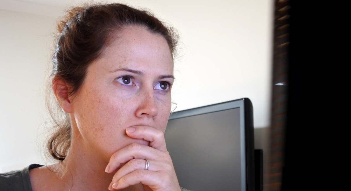 mujer-reflexiva-ordenador-dreamstime.jpg