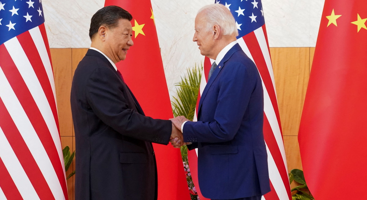 xi-jinping-china-joe-biden-estados-unidos-eeuu-banderas-encuentro-bilateral-G20-bali-14noviembre2022-reuters-1200x655.jpg