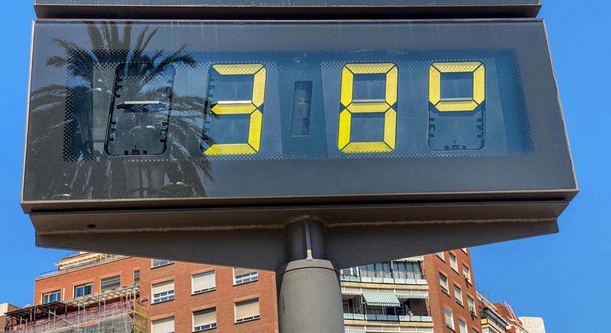 Un termómetro marca 38ºC en verano. / Foto: iStock