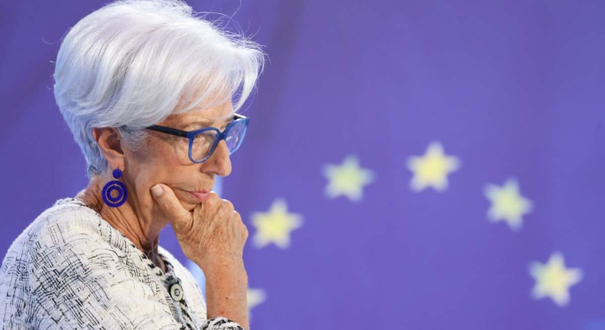 lagarde-mano-piensa-bloomberg.jpg