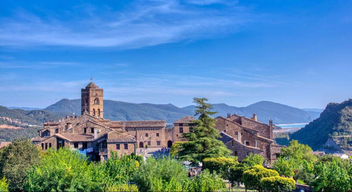 El pueblo de Aínsa visto desde lejos