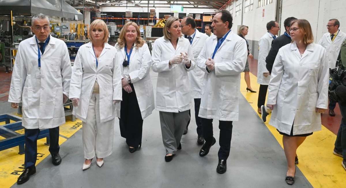 La vicepresidenta de CyL, María Isabel Blanco, durante su visita a Clarios