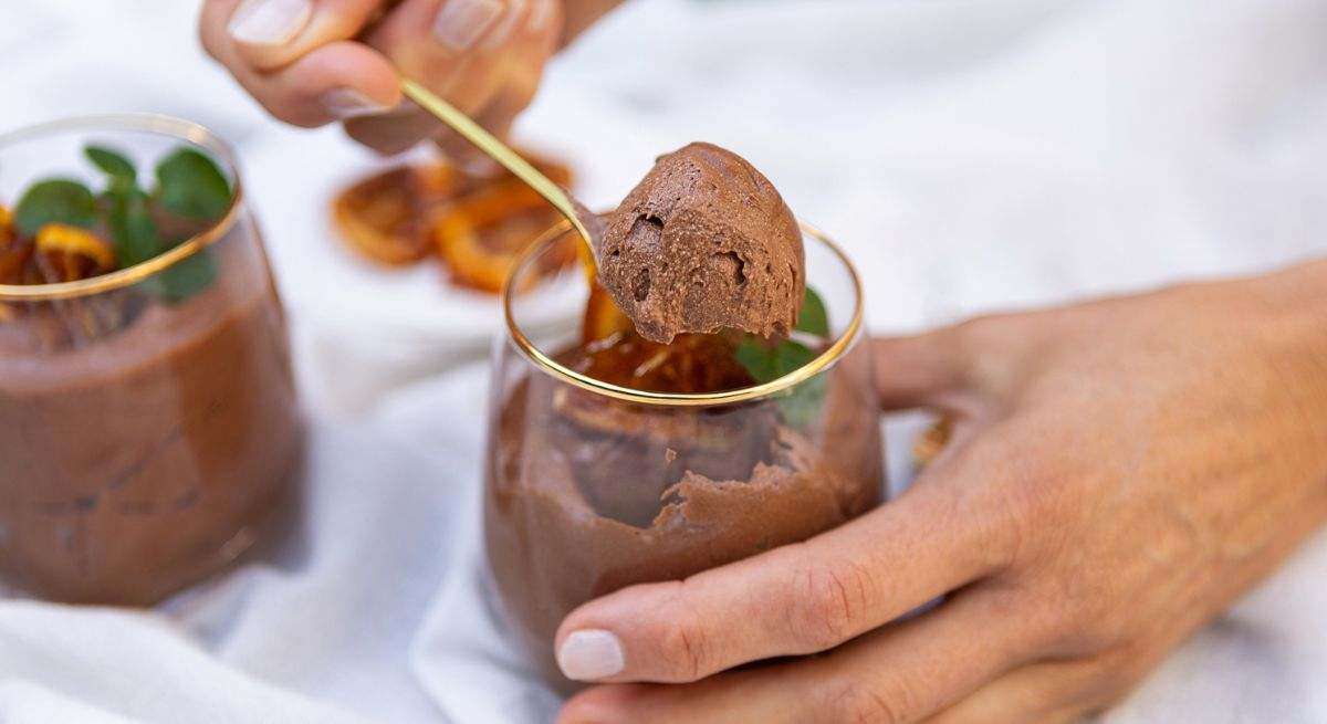 Mousse express de chocolate, la receta más sencilla para un postre fresco y muy ligero que puedes preparar sin cocinar