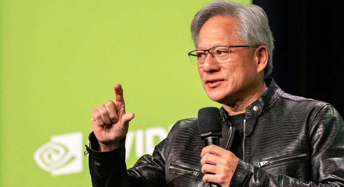 Jensen-Huang-nvidia-fondo-verde-bloomberg