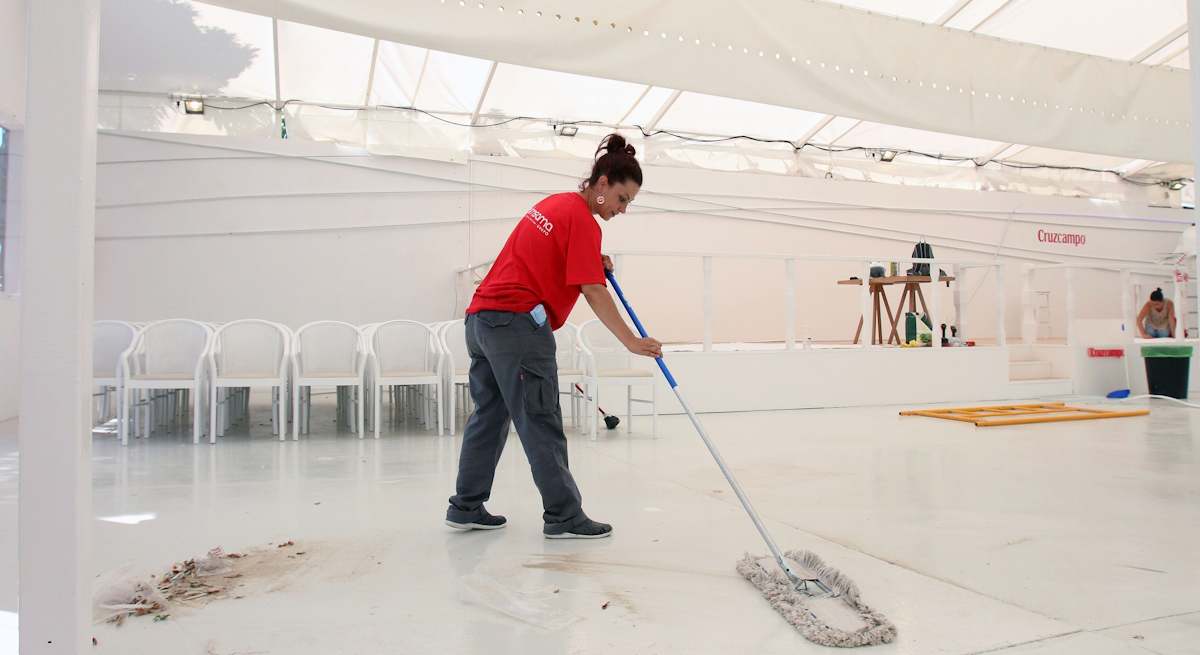 Mujer_limpiando_gran_superficie_eE.jpg