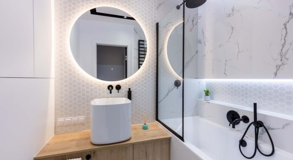 Dónde colocar las luces en el baño.