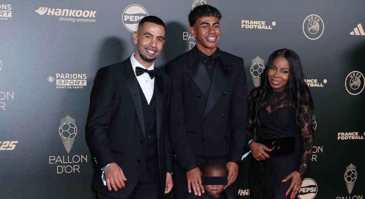  Lamine Yamal arropado por sus padres y su hermano