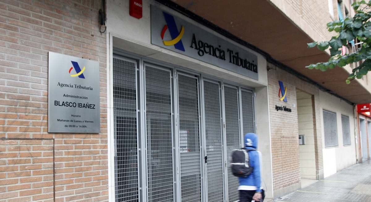 Una persona pasa por delante de una delegación de la Agencia Tributaria